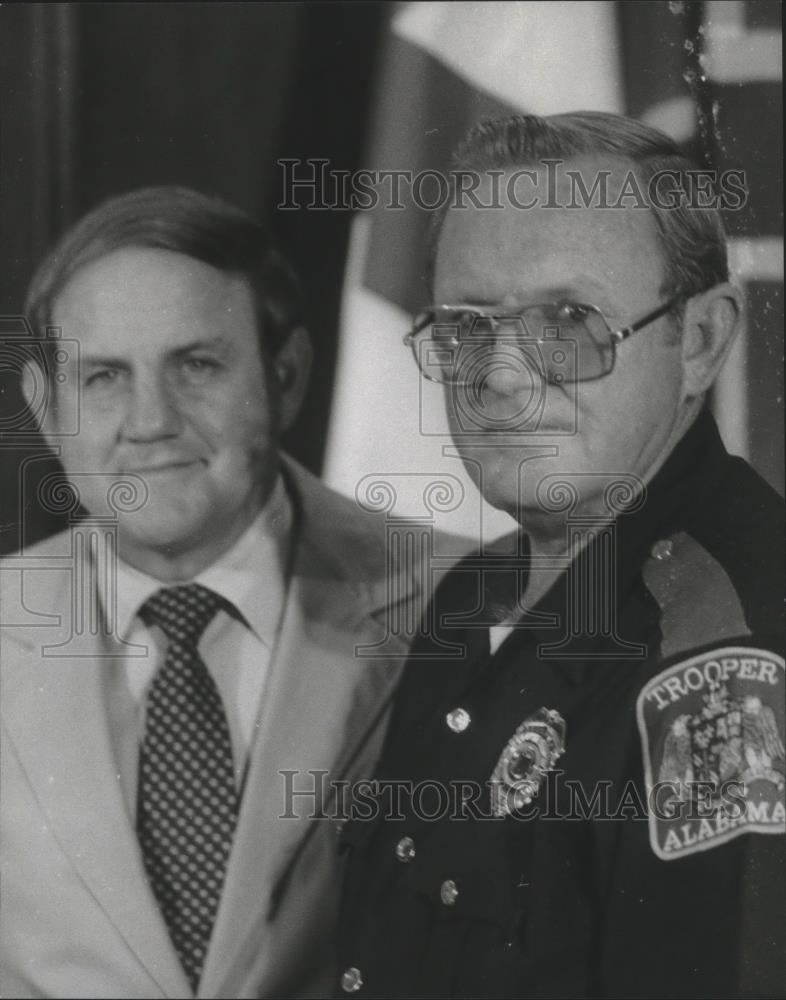 1980 Press Photo Alabama Governor Fob James with Trooper James Alton Lecroy - Historic Images