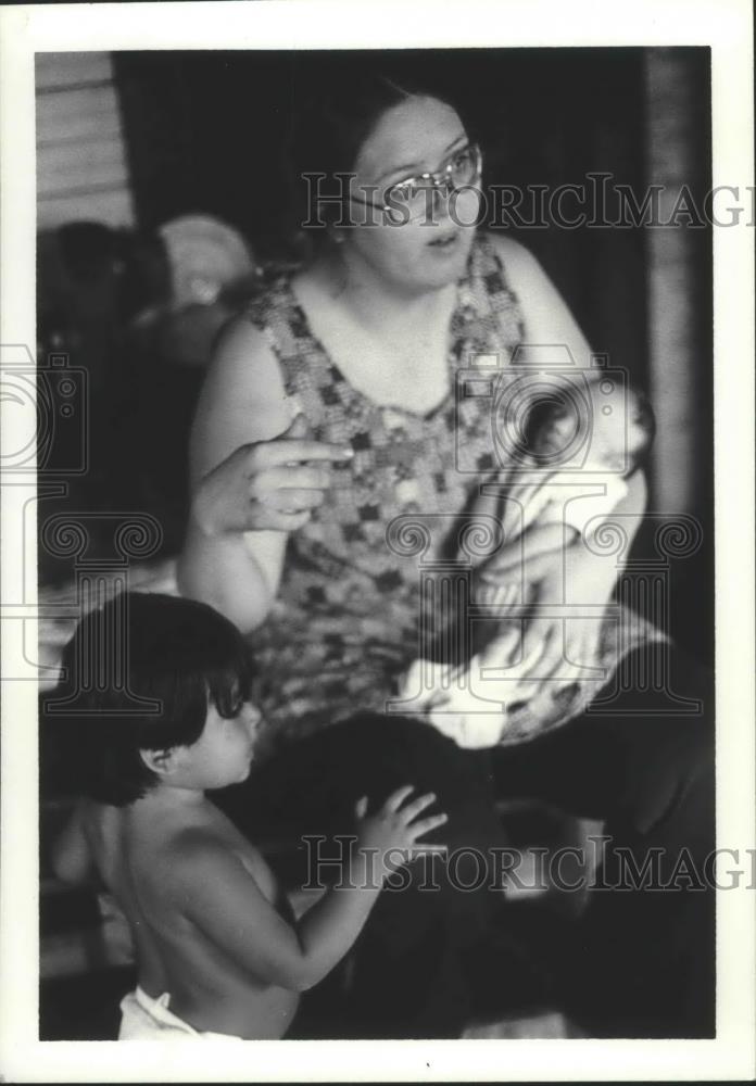 1980 Press Photo migrant worker, Susie Trevino &amp; her children, Alabama - Historic Images