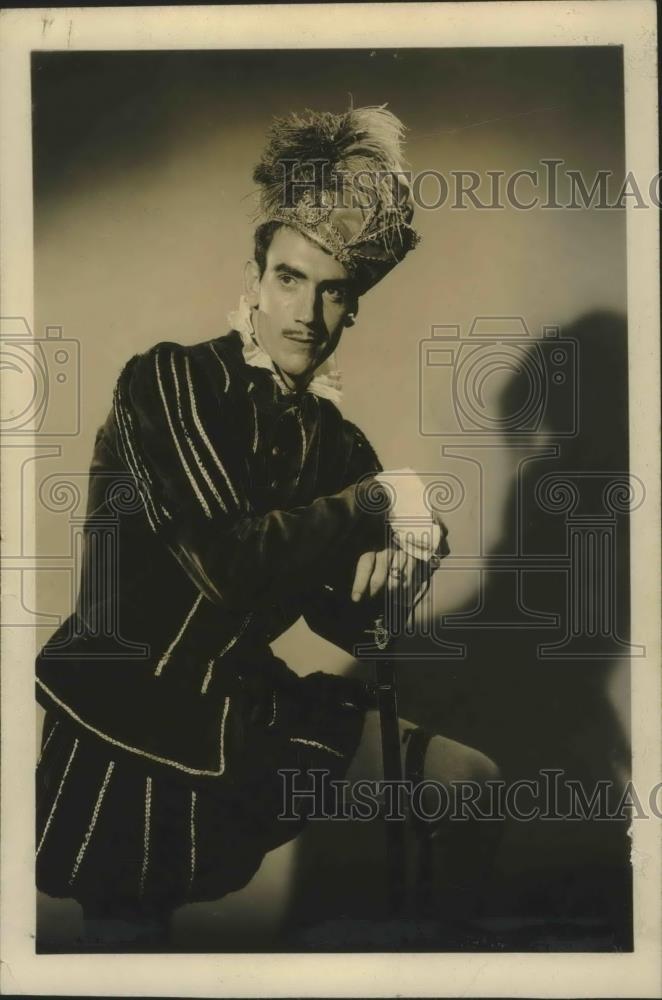 Press Photo Bernie Middaugh, Alabama College, play actor in costume - abna36513 - Historic Images