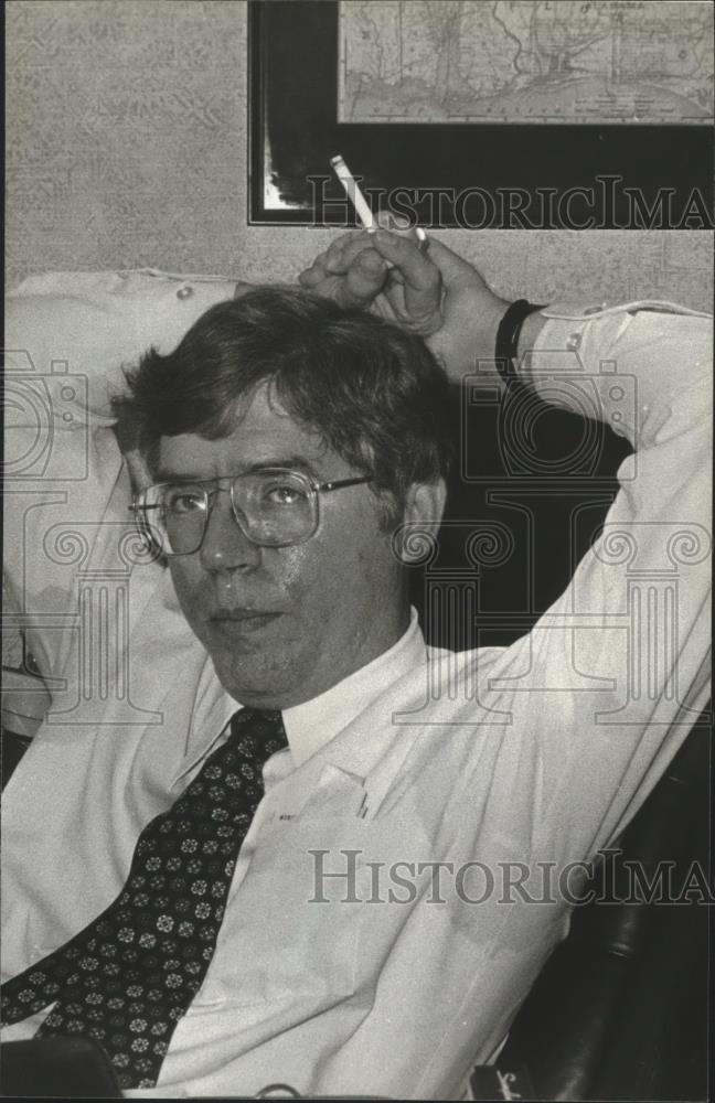 1979 Press Photo Jack Miller, FOB James Aide, sits back, smoking, Alabama - Historic Images