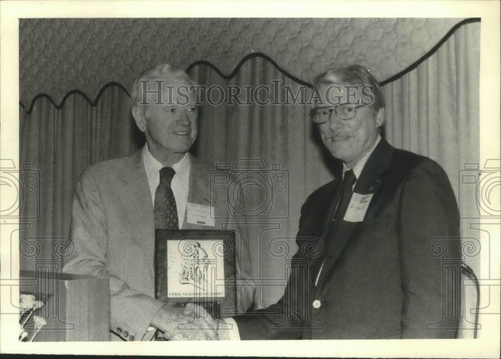 1980 Press Photo Doctor Ralph C. McClung, named Dentist of the Year at Ceremony - Historic Images