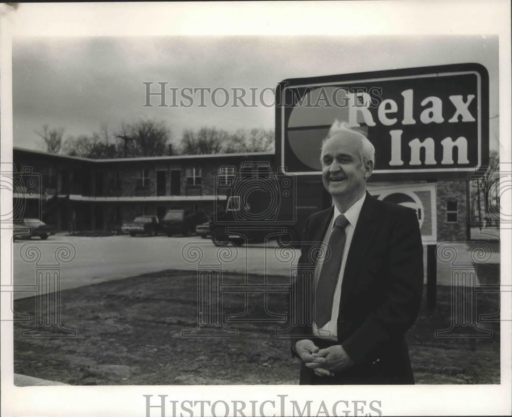 1987 Press Photo Ray Lewis, Manager Relax Inn - abna36968 - Historic Images