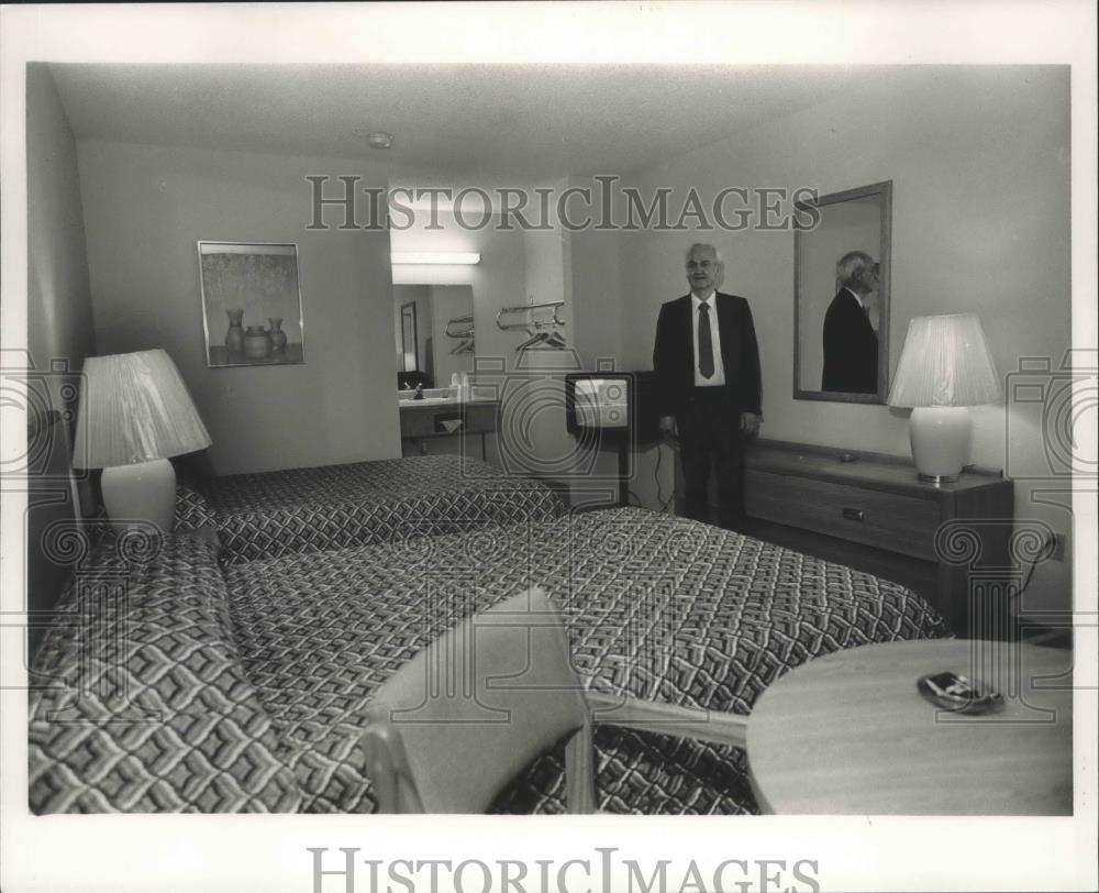 1987 Press Photo Ray Lewis, Manager Relax Inn - abna36969 - Historic Images