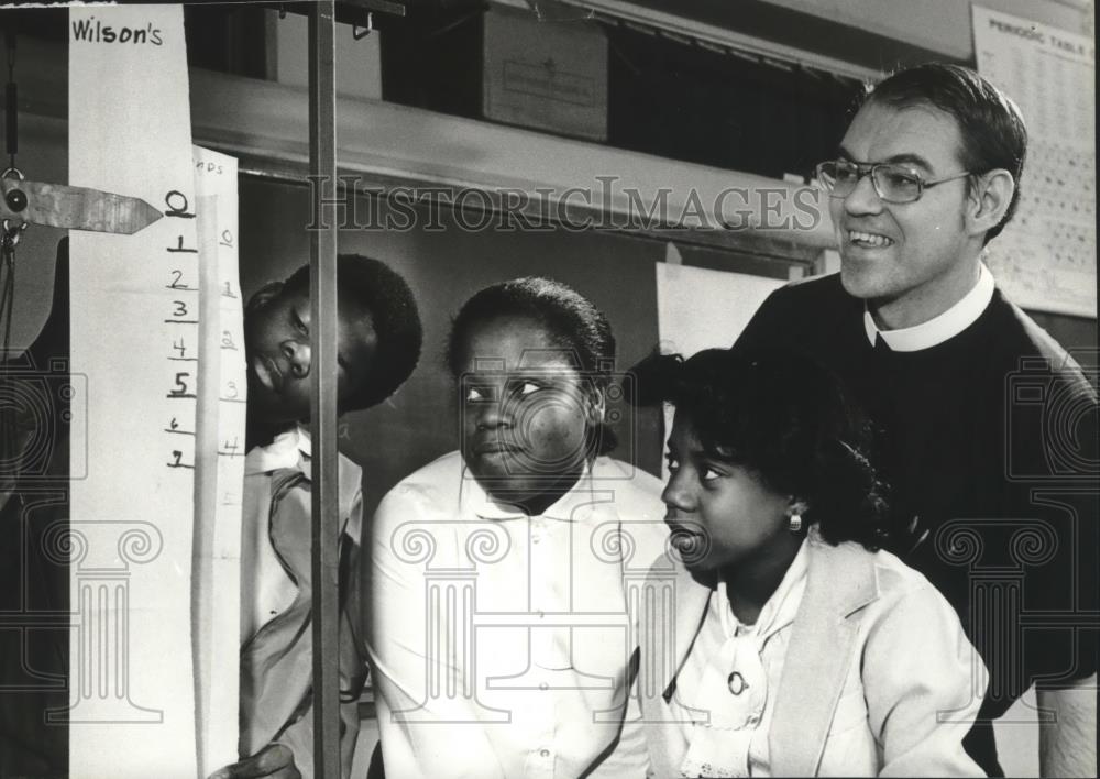 1981 Press Photo Holy Family High School, Brother John Monzyk with Students - Historic Images