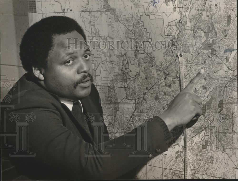 1983 Press Photo Howard Jones, director of Fourth Avenue Branch YMCA, Alabama - Historic Images