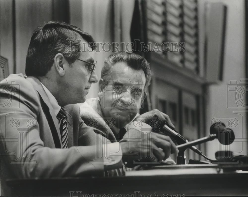 1981 Press Photo Speaker of the house J. McCorquodale, representative R. Manley - Historic Images