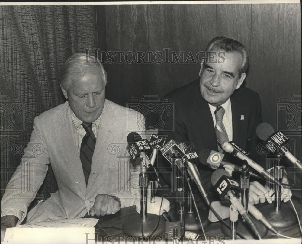 1982 Press Photo Mr. Thomas shows support to Joe McCorquodale with press - Historic Images