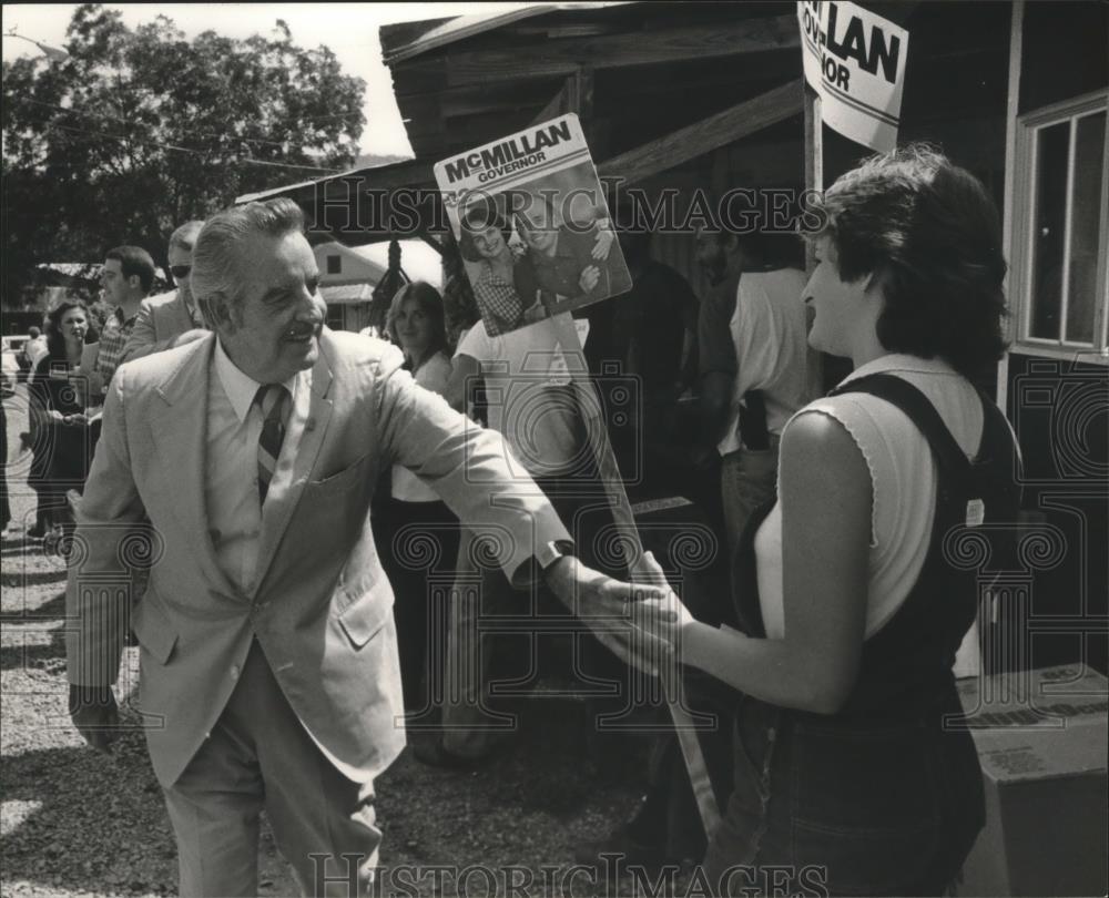 1982 Press Photo Joe McCorquodale pats the hand of McMillan worker, Collinsville - Historic Images