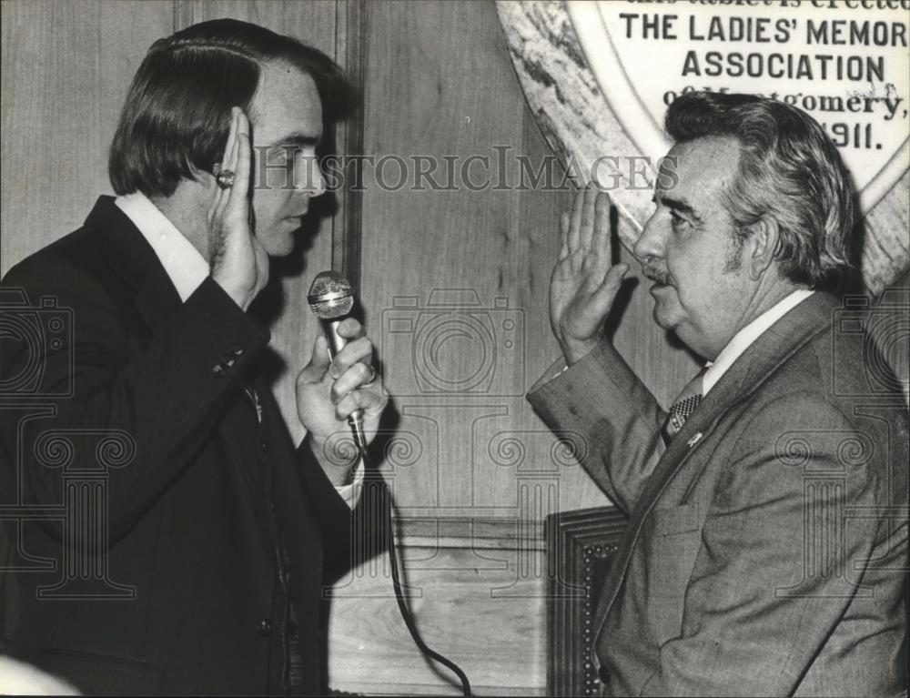 1979 Press Photo House Speaker Joe McCorquodale, right, sworn in by son Joe III - Historic Images