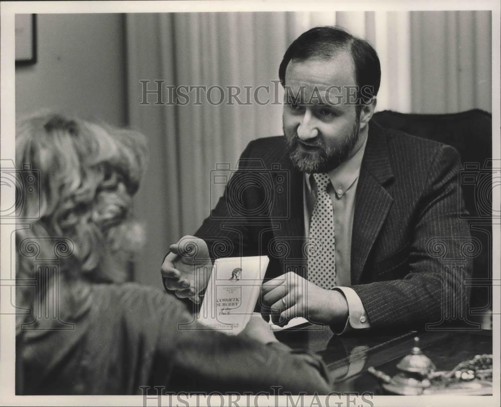 1986 Press Photo Doctor Joe Lantz with Patient Susan Beach explaining surgery - Historic Images