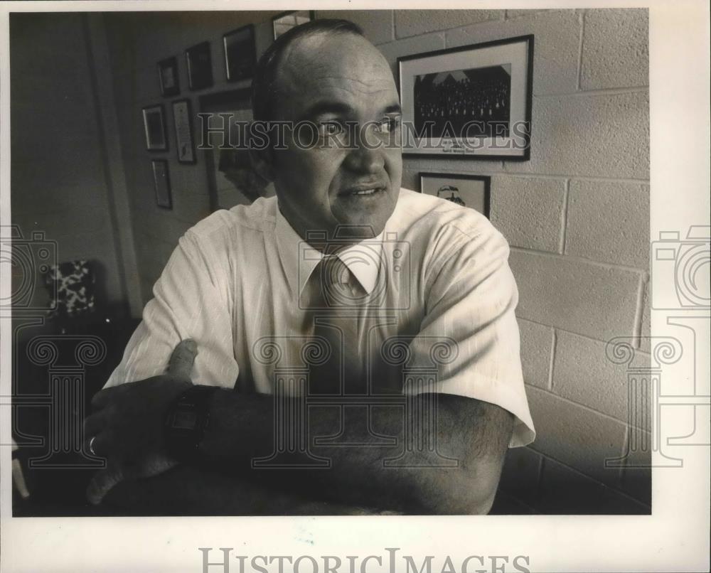 1987 Press Photo New Jefferson County Athletic Director Joe Large in his office - Historic Images