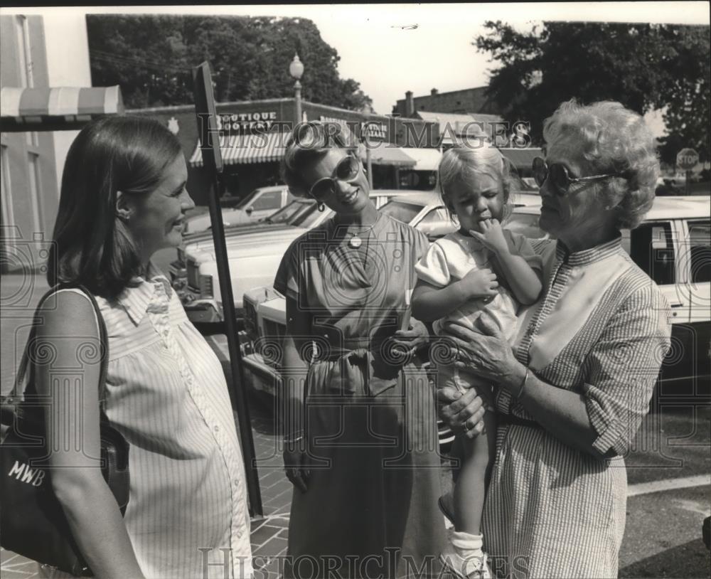 1982 Press Photo Mrs. Joe McCorquodale holds Ellen Bethea and chats with Others - Historic Images