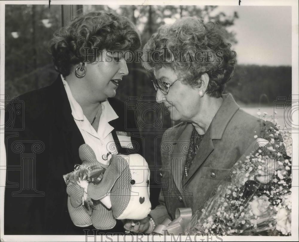 1991 Press Photo France McCullough and First Lady Helen Hunt at 4-H Center - Historic Images