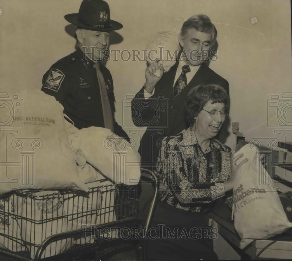 1976 Press Photo South Central Bell Manager H.R. McDaniel pays taxes in cash, AL - Historic Images