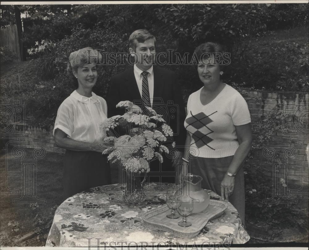 1983 Press Photo Mrs. McWhorter, Dr. Rafael McDaniel, Mrs. Holland, Vestavia PTO - Historic Images