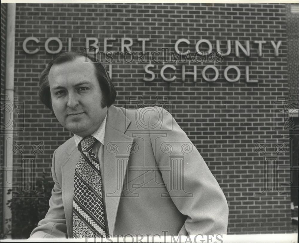 1979 Press Photo John Landers, AEA Prexy, in front of Colbert County High School - Historic Images