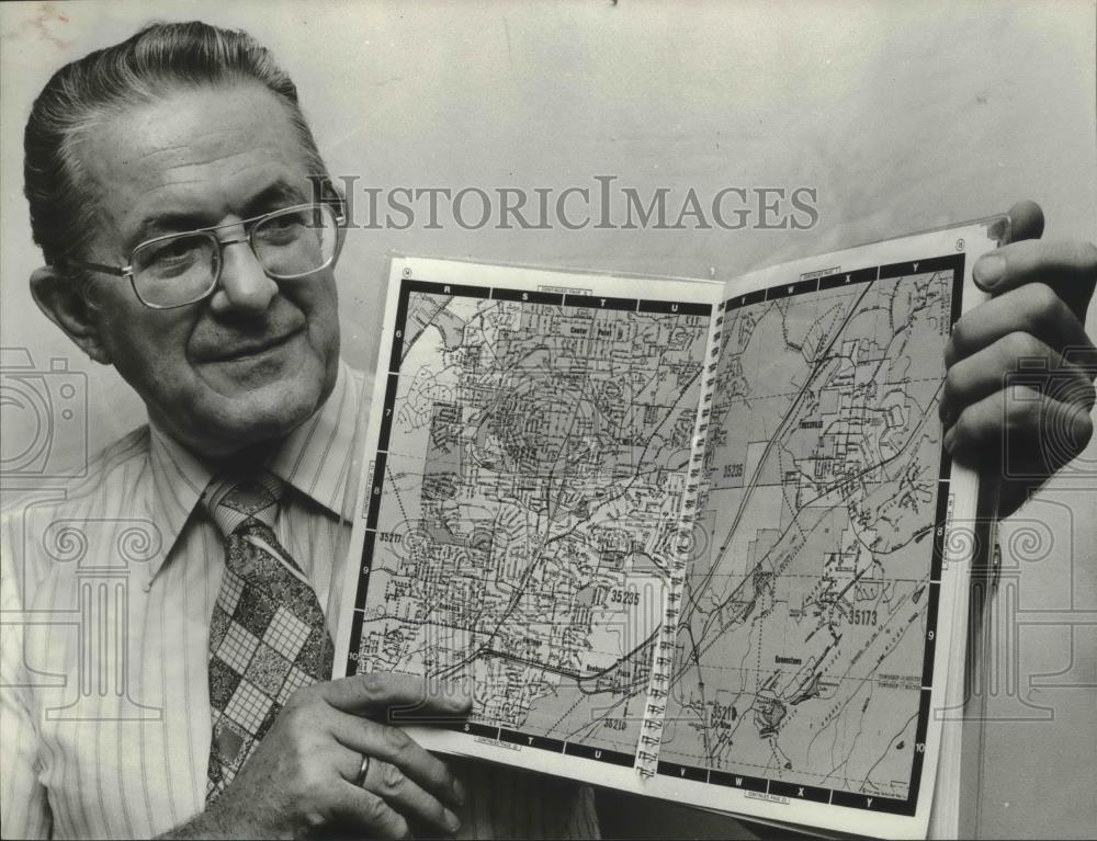 1979 Press Photo Kurt Lane, Cartographer, Metropolitan-area Birmingham atlas, AL - Historic Images