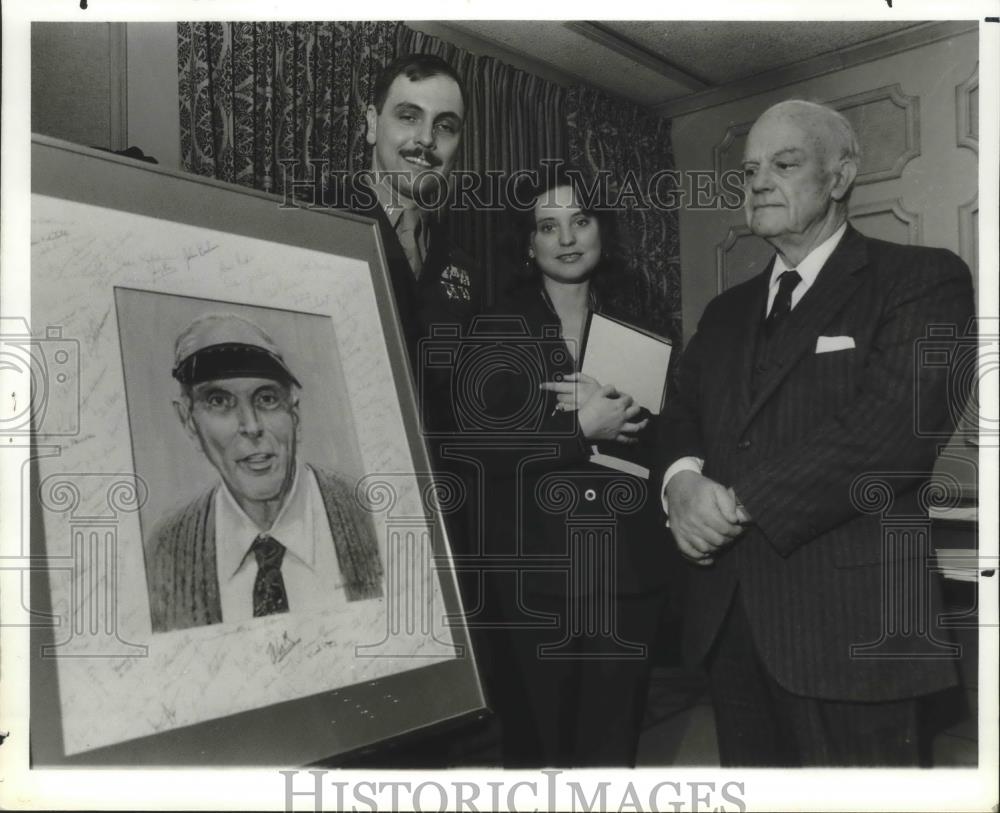 1981 Press Photo Captain Chalmers Hood, Elizabeth Hood, Other at Ceremony - Historic Images