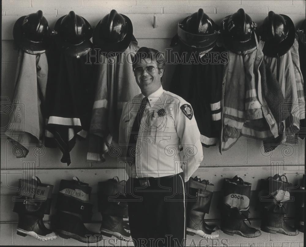 1983 Press Photo Vestavia HIlls Firefighter Captain Robert Nix - abna37249 - Historic Images