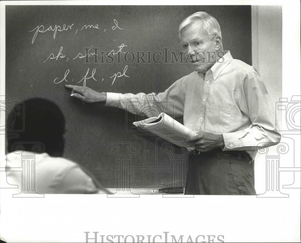 1993 Press Photo Volunteer Tony Marzoni Teaches Literacy Skills - abna37267 - Historic Images