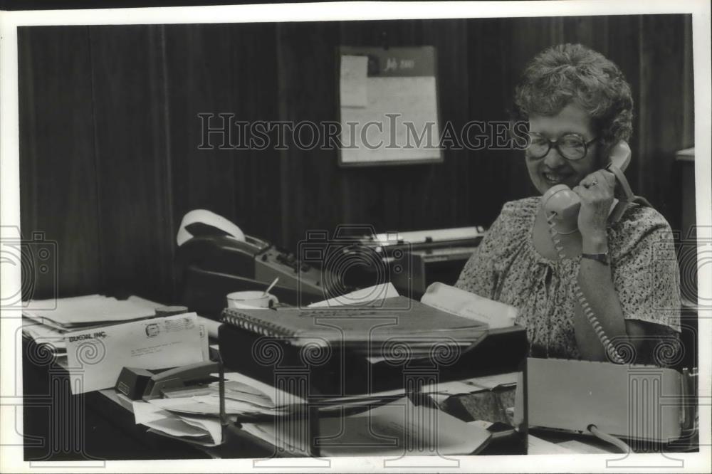 1980 Press Photo Mrs. Jean McQueen, Midfield, Alabama City Clerk at Desk - Historic Images