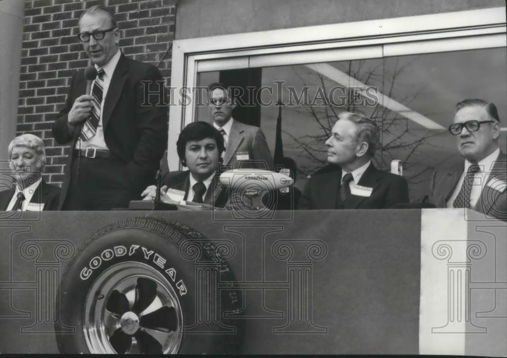 1977 Press Photo Citizens being praised for help landing industry in Gadsden - Historic Images