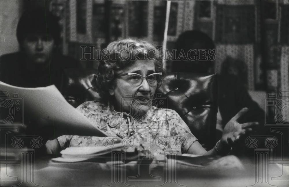 1982 Press Photo Nina Miglionics at Birmingham City Council Budget Hearing - Historic Images