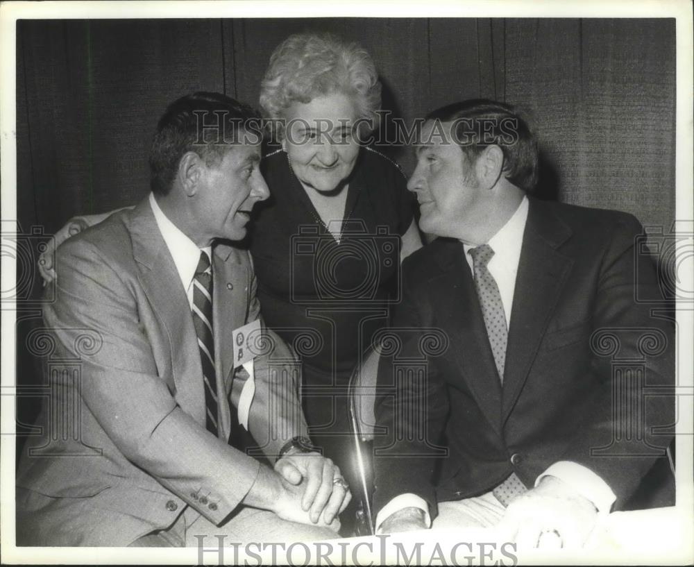 1981 Press Photo Nina Miglionico, Birmingham Councilmember, With Governor James - Historic Images