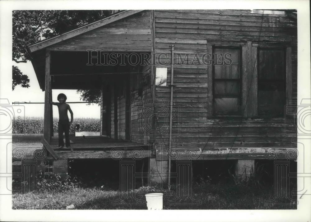 1980 Press Photo House subdivided for Migrant Workers Families - abna37355 - Historic Images