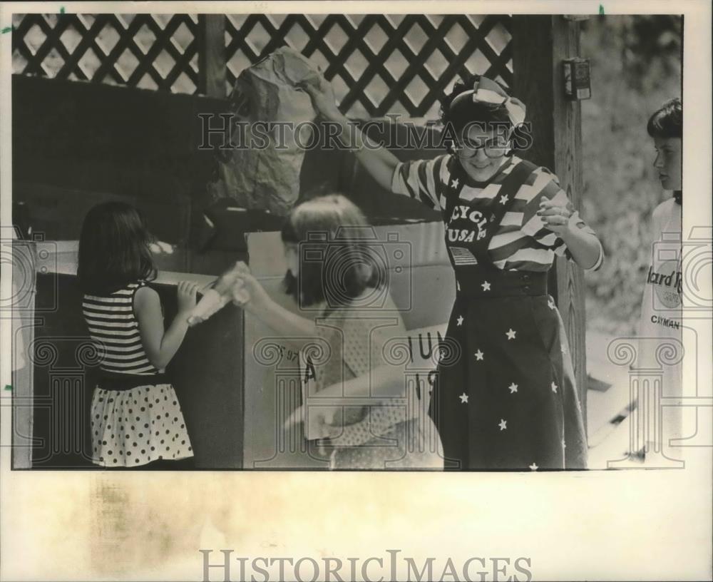 1990 Press Photo Pat Mitchell, Auntie Litter with Children - abna37360 - Historic Images