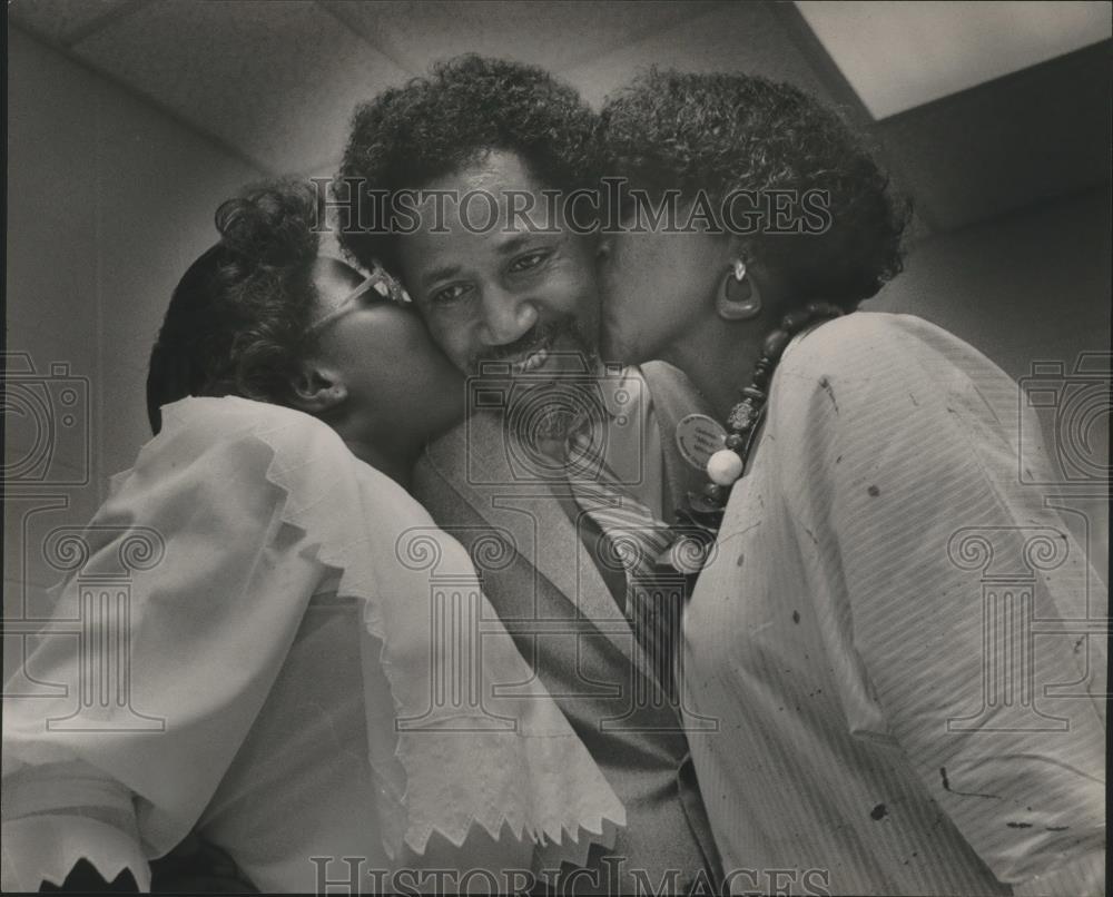 Press Photo Politician Quitman Reynolds gets congratulatory kisses from family - Historic Images