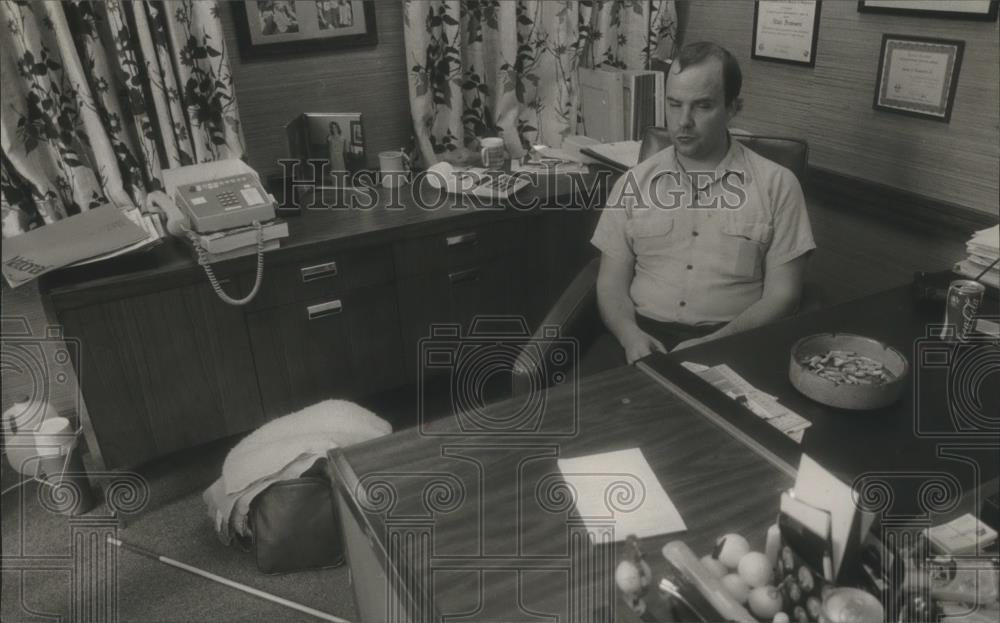 1984 Press Photo Tom Mills, a blind man, demonstrating at University of Alabama - Historic Images