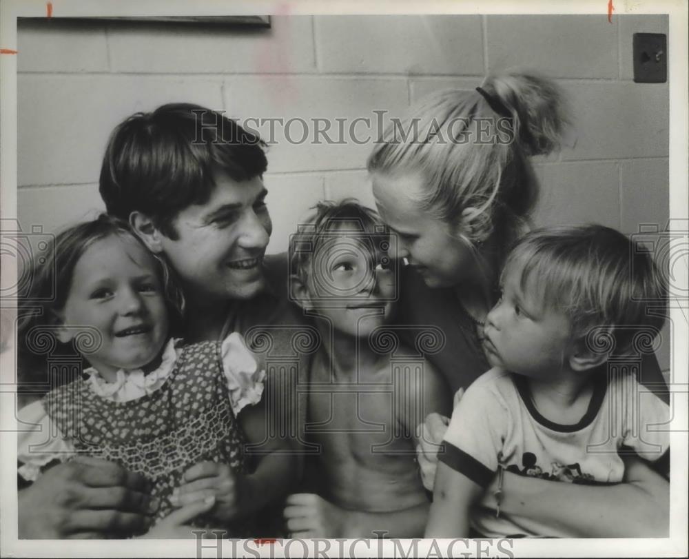 1980 Press Photo Reverend Doug Lauffer and Family Reunited - abna37424 - Historic Images