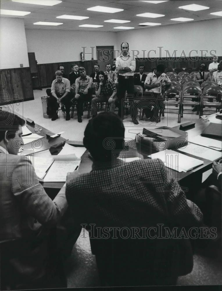 1980 Press Photo Klansman Roland Tobert at Tarrant, Alabama Council Meeting - Historic Images