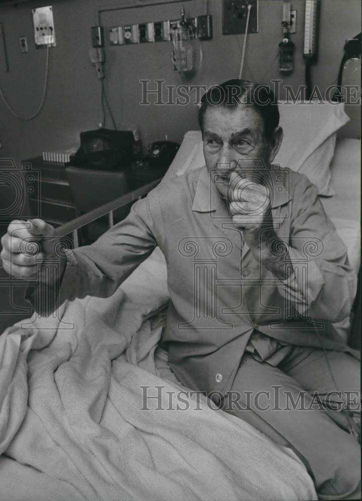 1980 Press Photo Hiram Thompson, Essex House Security Guard in hospital bed - Historic Images