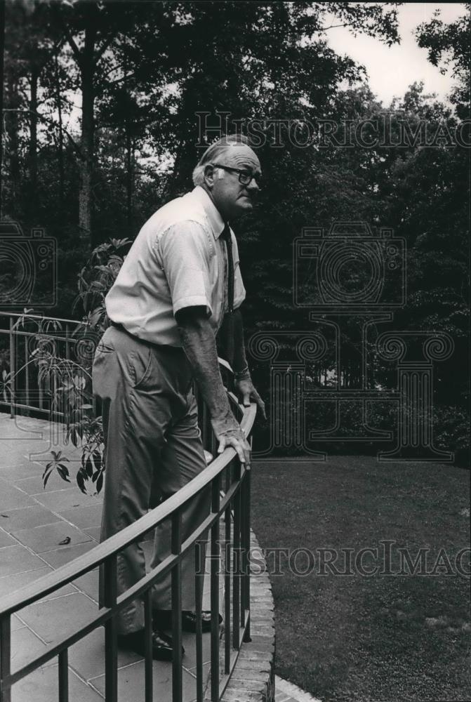 1984 Press Photo Hall Thompson viewing his surroundings, Alabama - abna38965 - Historic Images