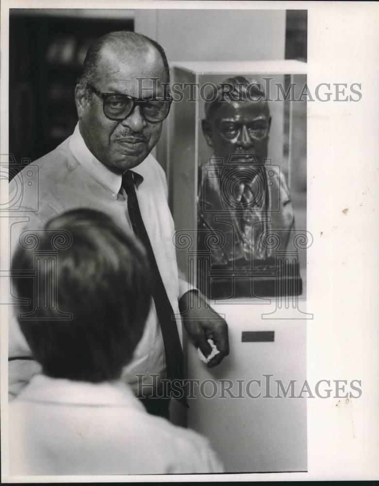 Press Photo Ed Thompson in Library with Bust of A.H. Parker, Alabama - Historic Images