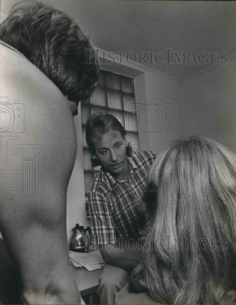 1983 Press Photo J. K. Terrell, Alabama Youth Director with troubled youths - Historic Images