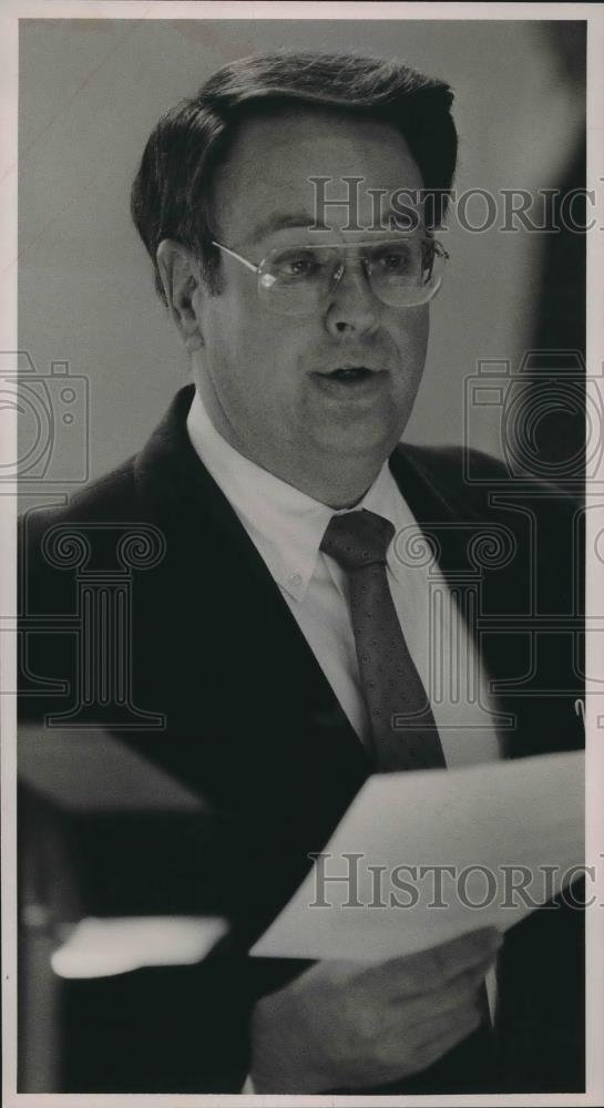 1987 Press Photo Prison Commissioner Morris Thigpen speaking, Alabama Prison - Historic Images