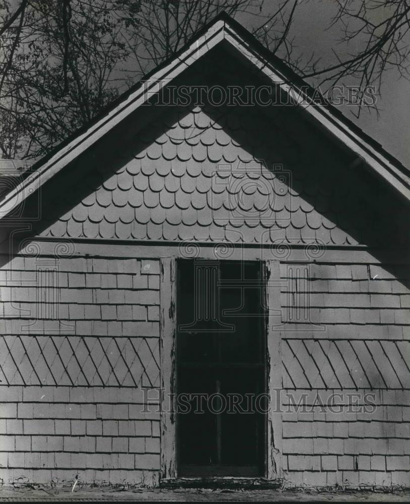 1979 Press Photo Fish tail, diamond shape, and butt shingles decorate the gables - Historic Images