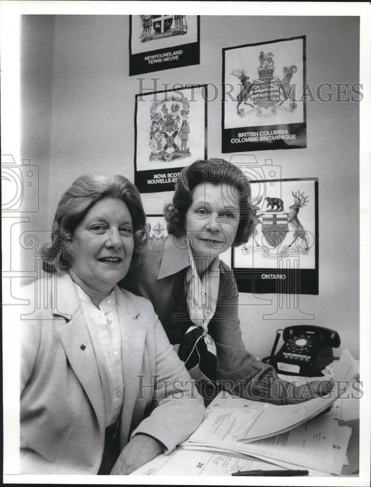 1979 Press Photo Ann Robinson & Jane Head at desk - abna39030 - Historic Images