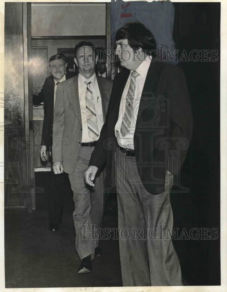 1981 Press Photo Billy Ray Smith, Bessemer Policeman, Sergeant Tomas Cruce - Historic Images