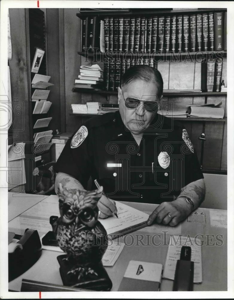 1981 Press Photo Lieutenant C. F. Spielman, Hoover Policeman at work behind desk - Historic Images