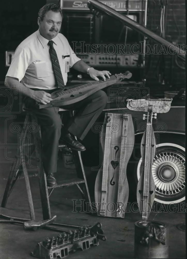 1982 Press Photo Jack Samples, News Garage manager - abna39094 - Historic Images