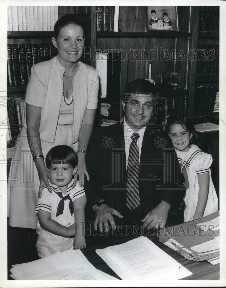 1981 Press Photo Vincent Schilleci Jr., District Court Judge with Family - Historic Images