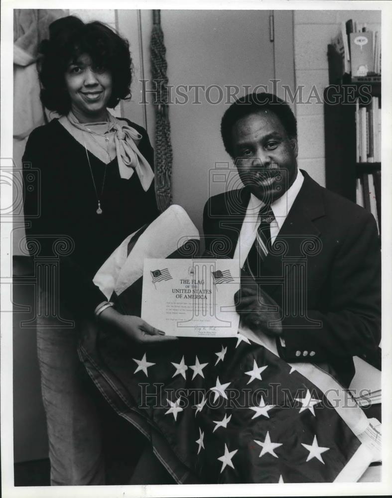 1981 Press Photo Educator Levi Satisfield and Margaret Beard with Flag - Historic Images