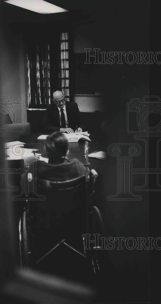 1987 Press Photo Judge George Reynolds talks to patient - abna39218 - Historic Images