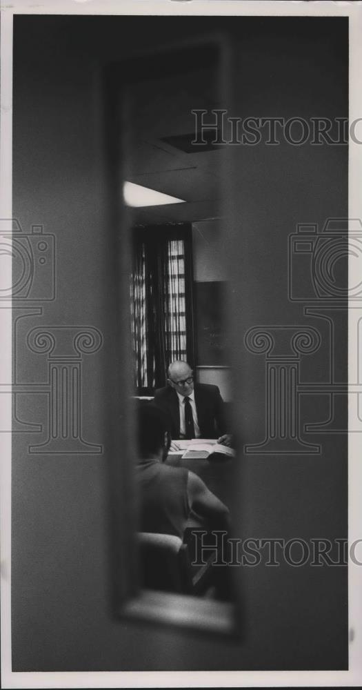 1987 Press Photo Probate Judge George Reynolds seen through door window - Historic Images