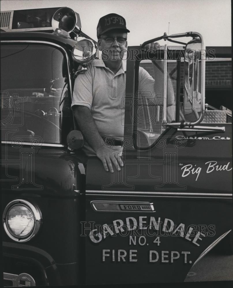 1982 Press Photo Gardendale Fire Chief Ken Rasbury with Fire Truck - abna39238 - Historic Images