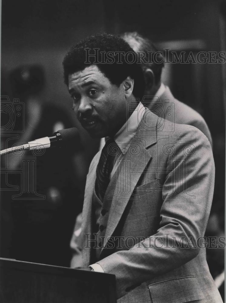 1983 Press Photo Promoter Johnny Ray speaks at microphone - abna39248 - Historic Images